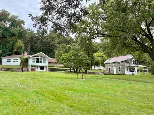 2166 Pole Line Rd, Decorah, IA 52101