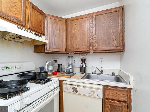 5th image of 922 24th St NW APT 313