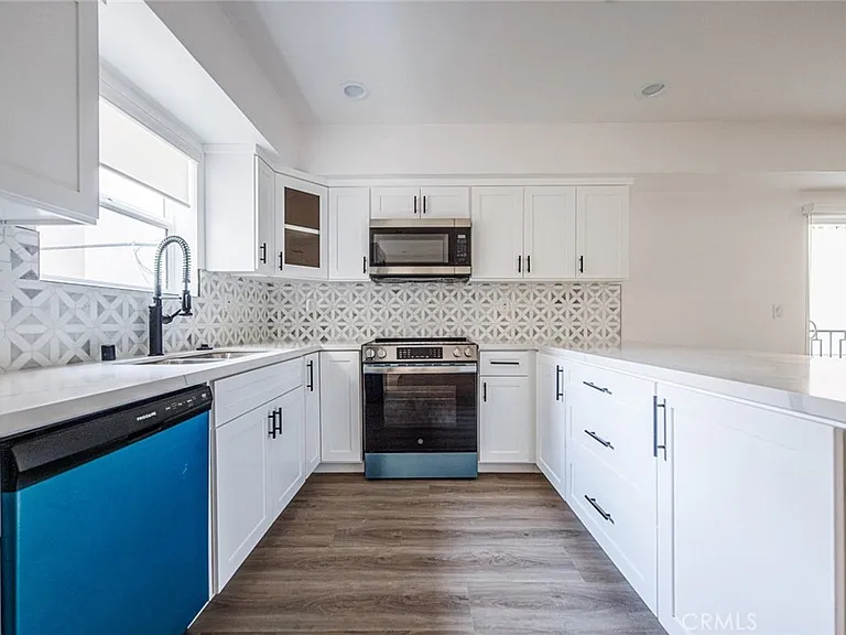 1243 N Sycamore Ave — Photo 22