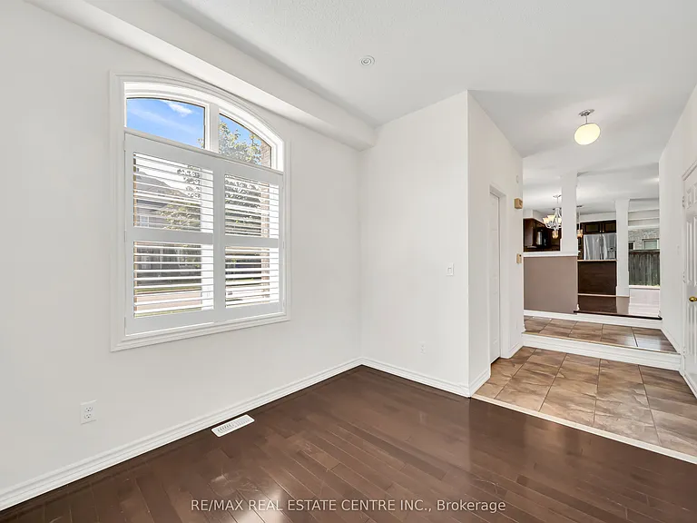 4215 Cole Cres — Photo 16