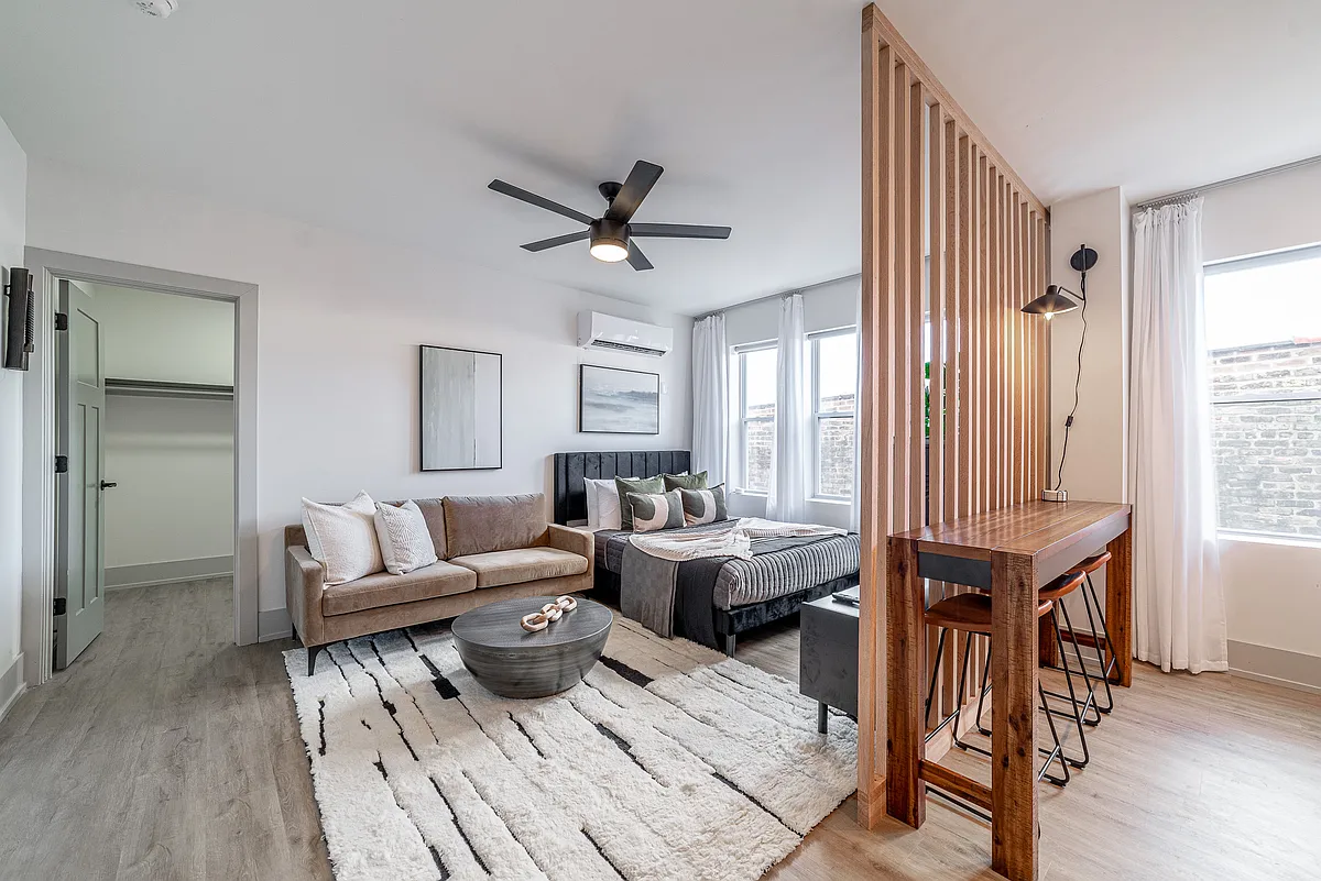Building Photo - 3546 N Southport Ave #204