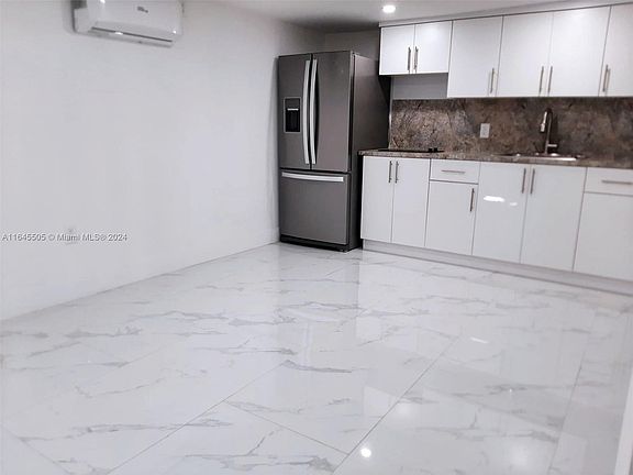 3rd image of 7685 Lasalle Blvd