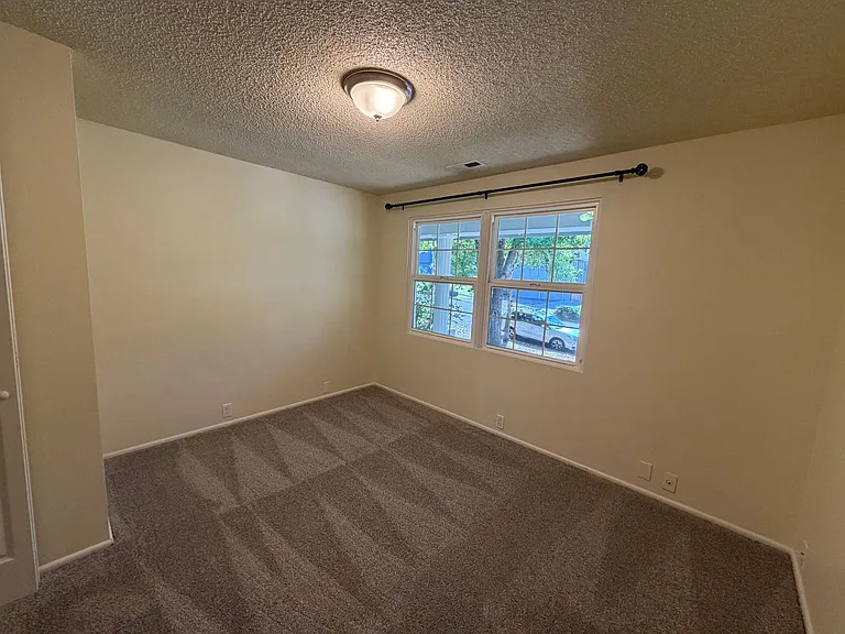 2735 Almaden St — Photo 16