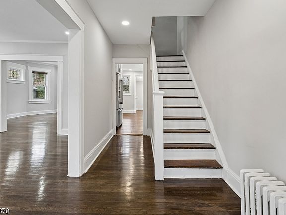 5th image of 32 Edgewood Rd