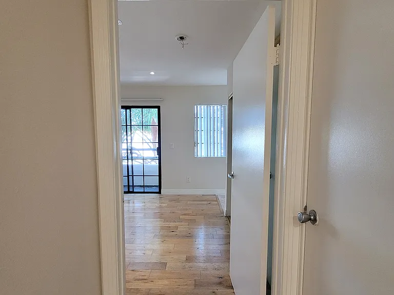 New Hampshire Apartments — Photo 29