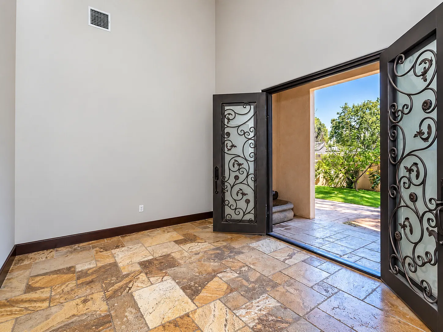 6 bed, 6110 sqft, $18,500 — Photo 3