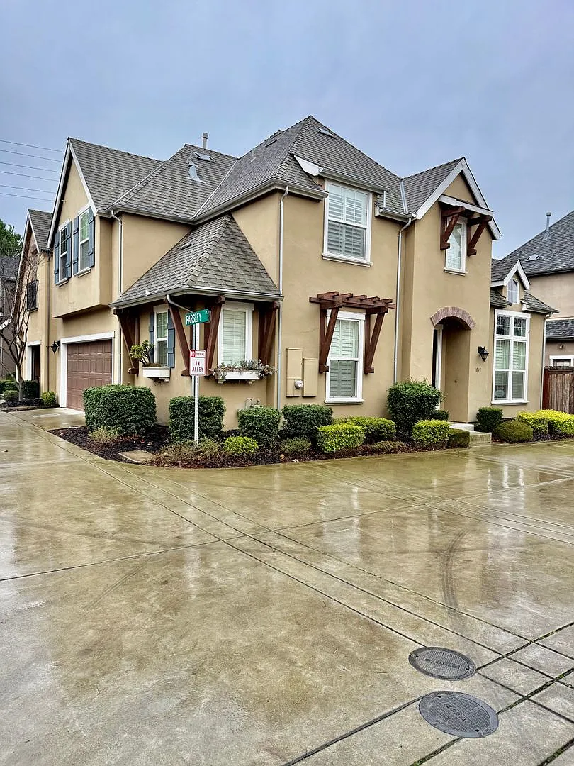 1049 Matthews Run Way photo 1