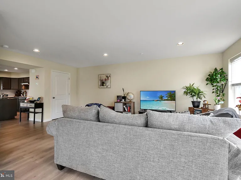 121 High Pointe Dr #38 — Photo 7