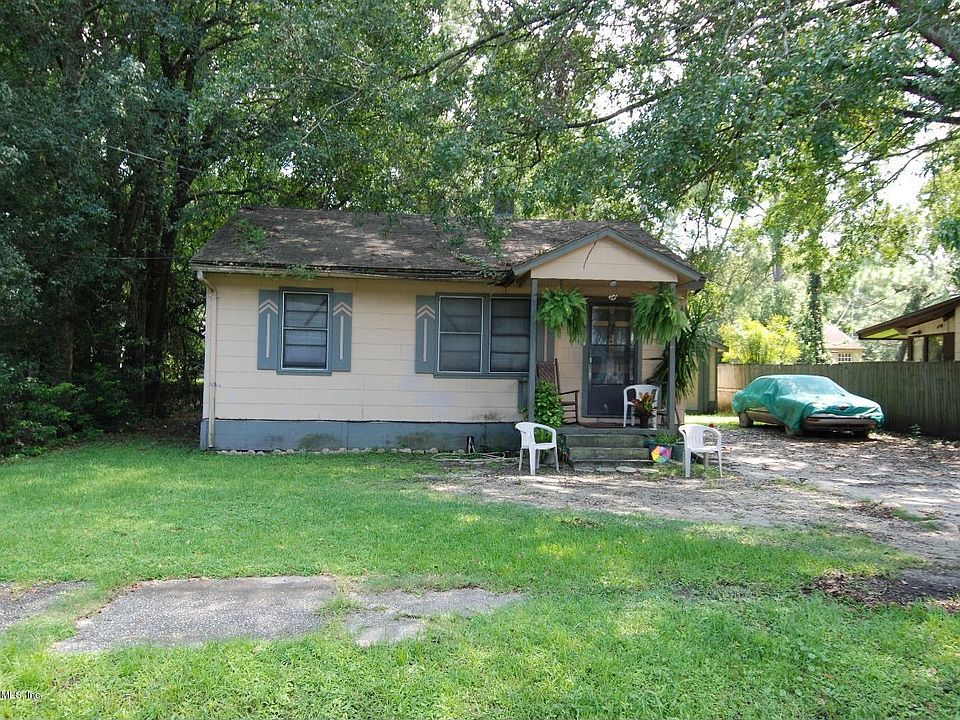 1st image of 3044 2nd Street Cir