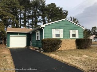 2 Cambridge Ct, Toms River, NJ 08757