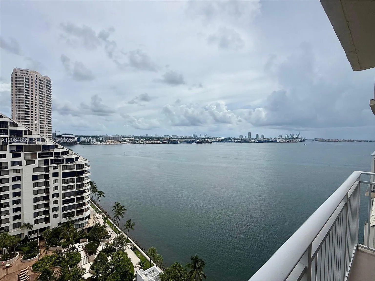Isola Condo — Photo 3