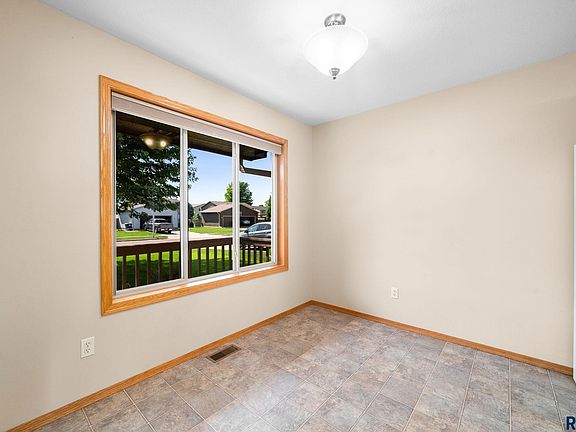 4th image of 808 S Whitewood Ave