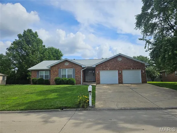 324 Lake Forest Dr, Belleville, IL 62220