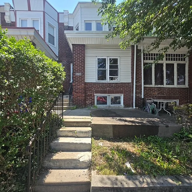 Building Photo - 706 W Rockland St