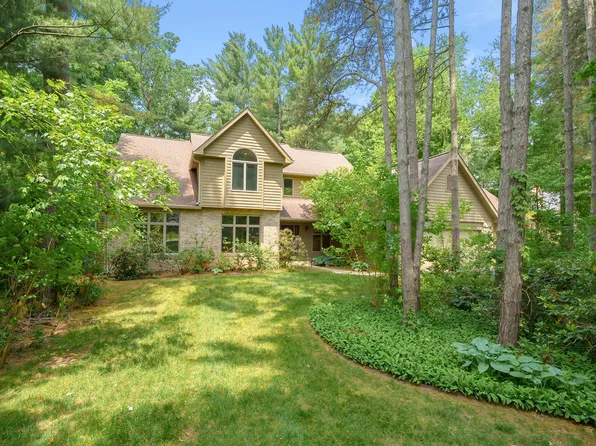 5434 Saddle Club Dr, Kalamazoo, MI 49009