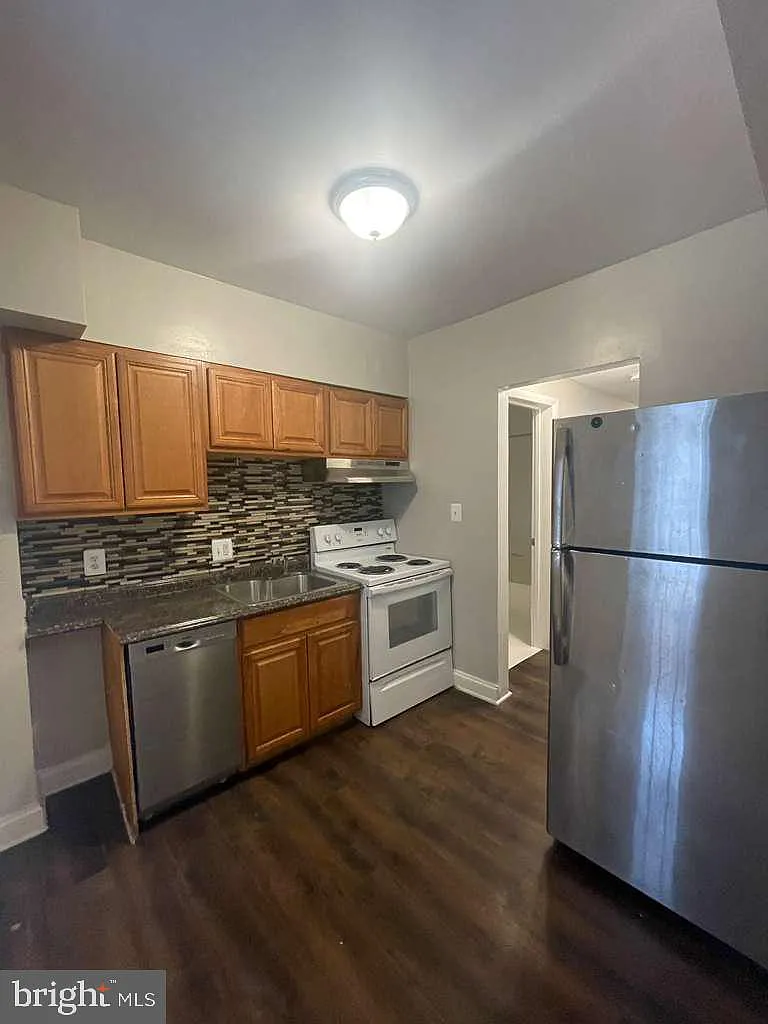 3 bed, 778 sqft, $1,900 — Photo 1