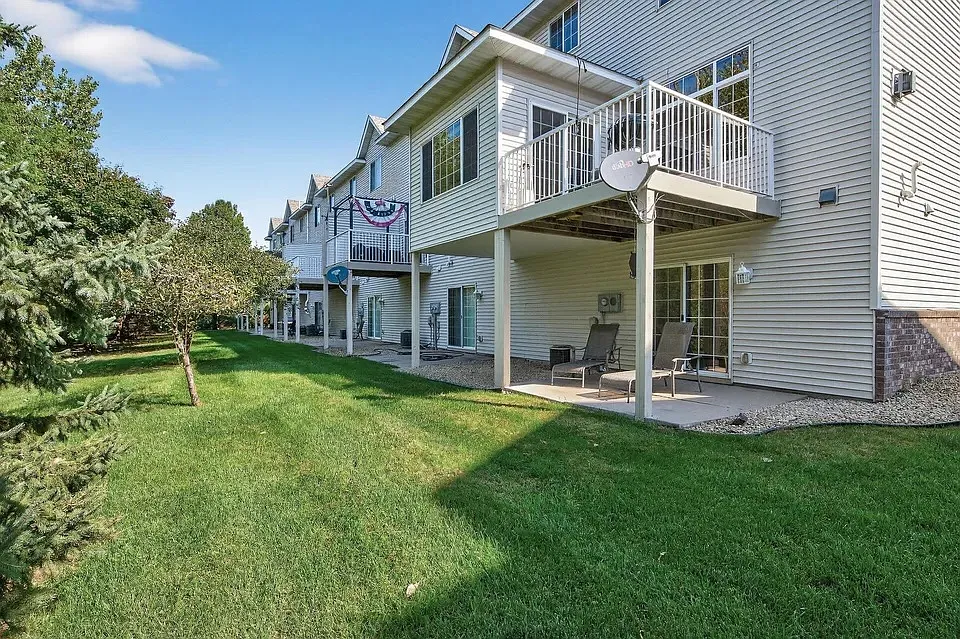 3 bed, 2228 sqft, $2,750 — Photo 3