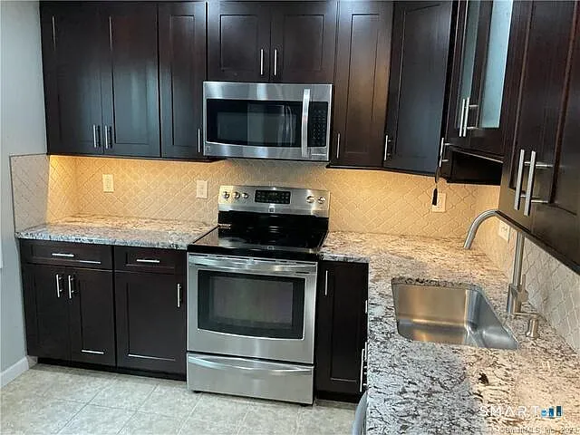 3 bed, 2.5 bath, 1335 sqft, $3,300 — Photo 2