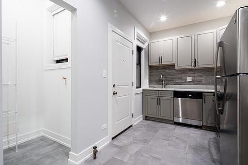 3rd image of 6103 N Winthrop Ave