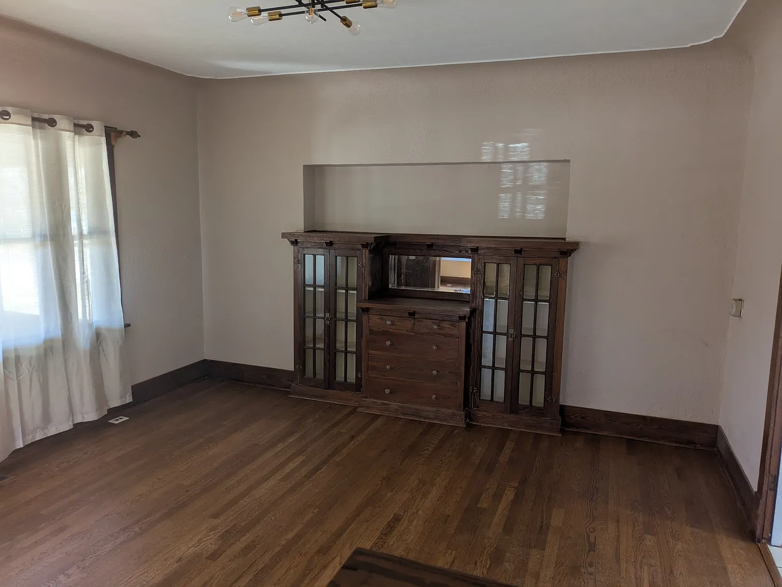 3 bed, 2304 sqft, $2,900 — Photo 3
