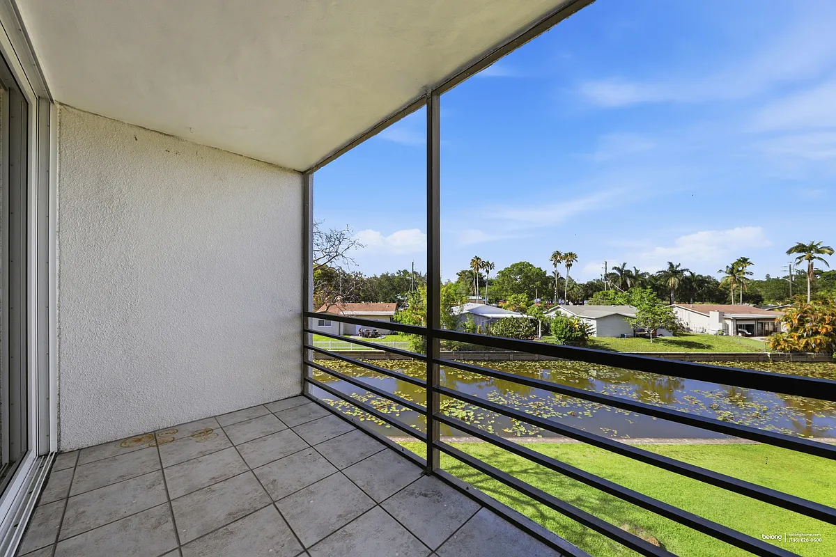 Building Photo - 121 Royal Park Dr #3A