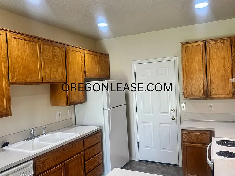3 bedroom North Eugene duplex home with full sized garage — Photo 4