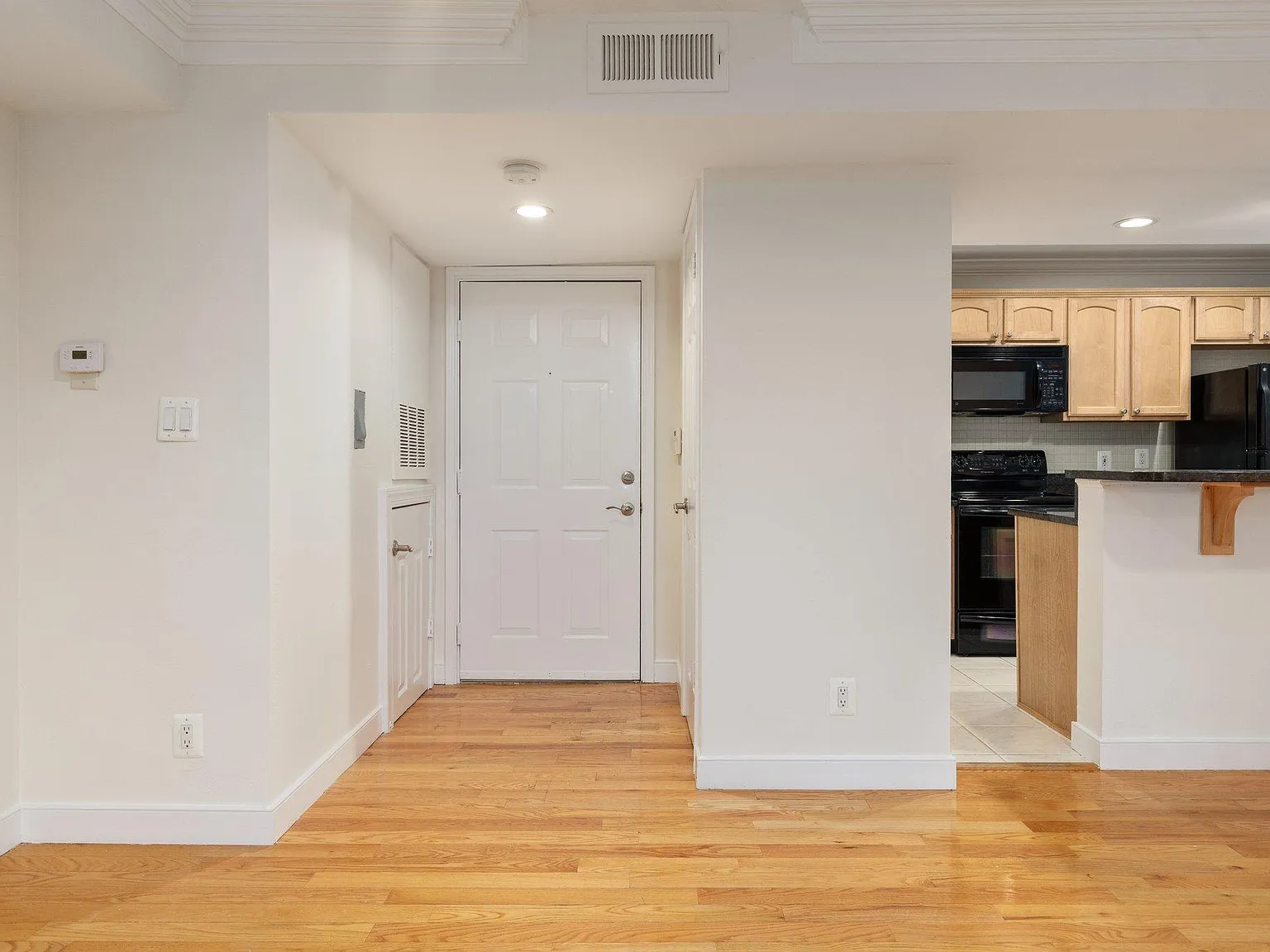 2 bed, 1070 sqft, $2,300 — Photo 3