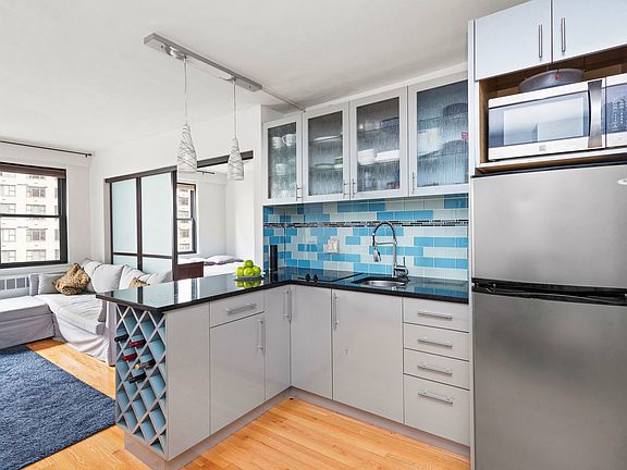 5th image of 301 E 63rd St #H4