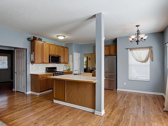 3rd image of 1037 Laketree Ct E