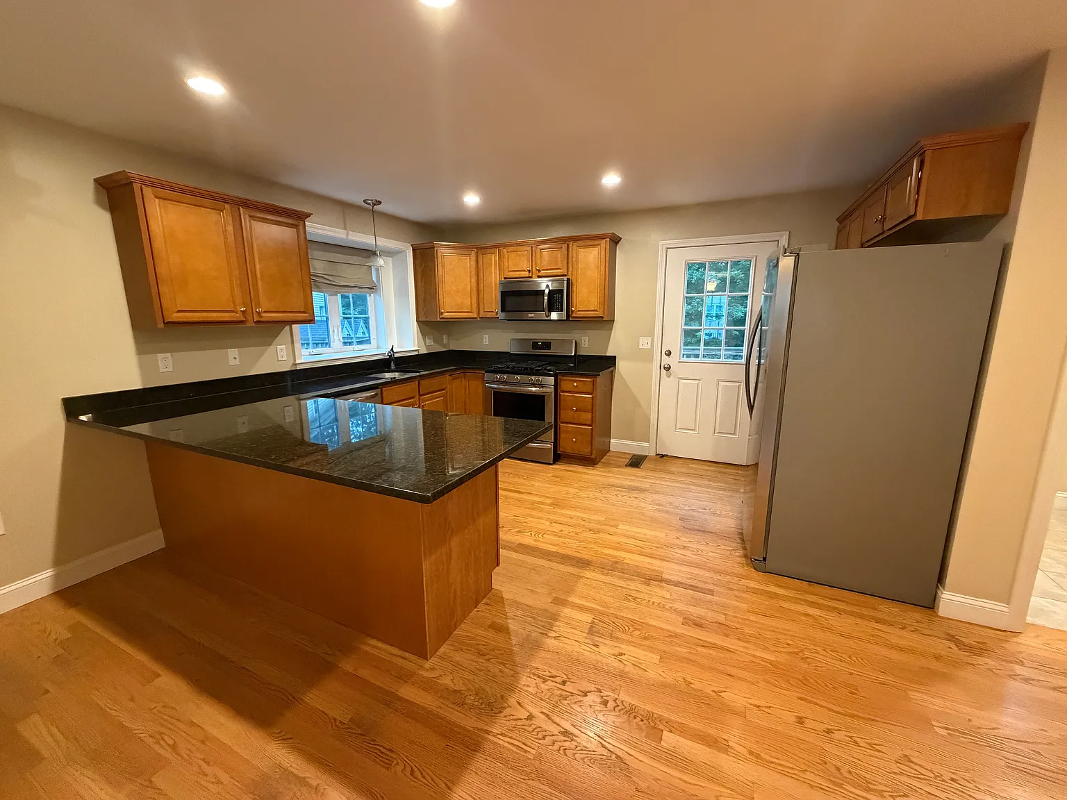 3 bed, 1.5 bath, 1300 sqft, $3,350 — Photo 1