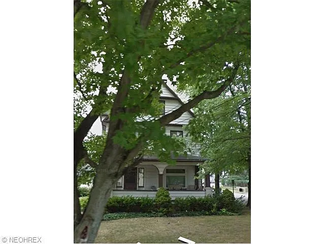 2001 S Heights Ave photo 1