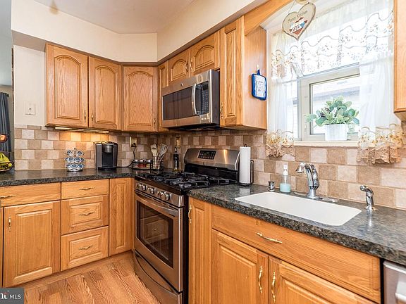 4th image of 741 Brighton St