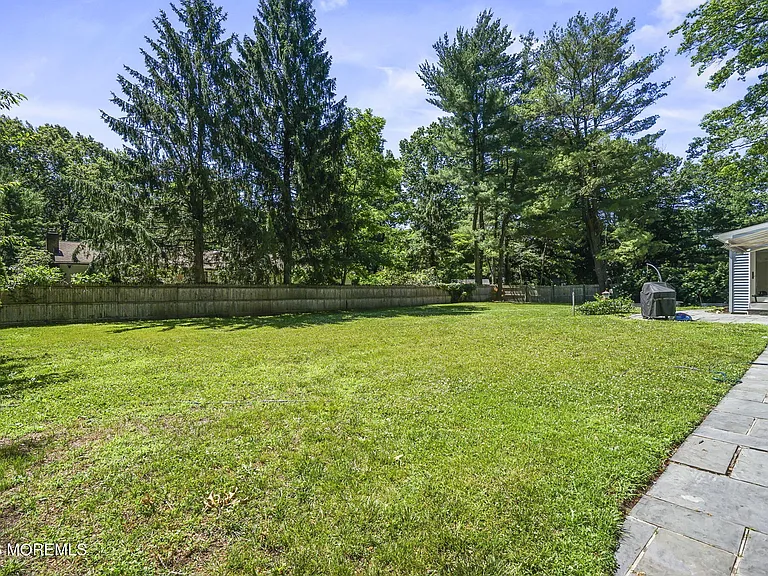 16 Phyllis Pl — Photo 35