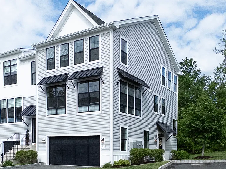 25 Brentwood Cir #25 — Photo 2