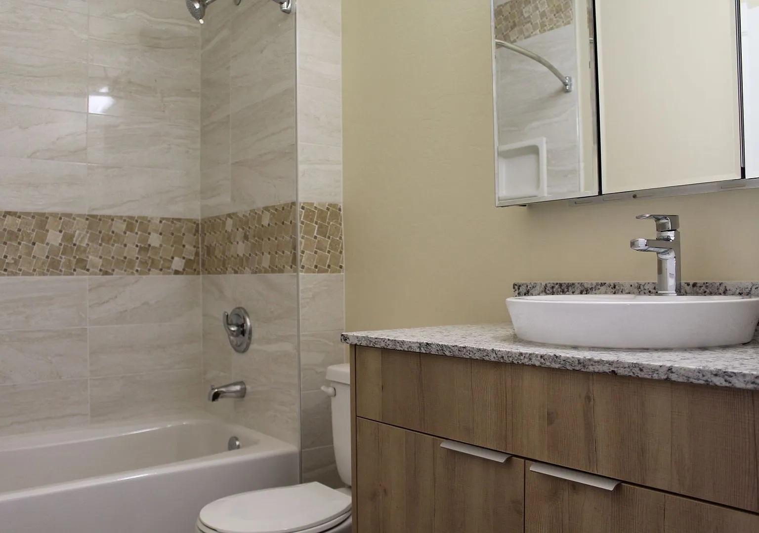 200 E Malibu Dr — Photo 3