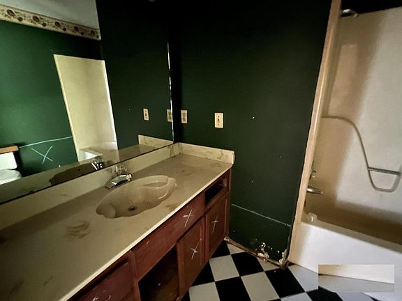 4th image of 85 Charnell St
