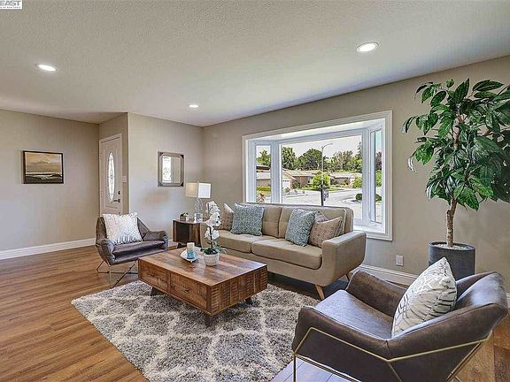5th image of 44665 Camellia Dr