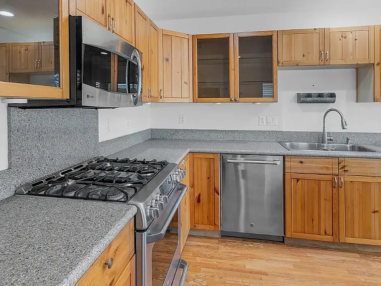 33003 G Pl — Photo 11
