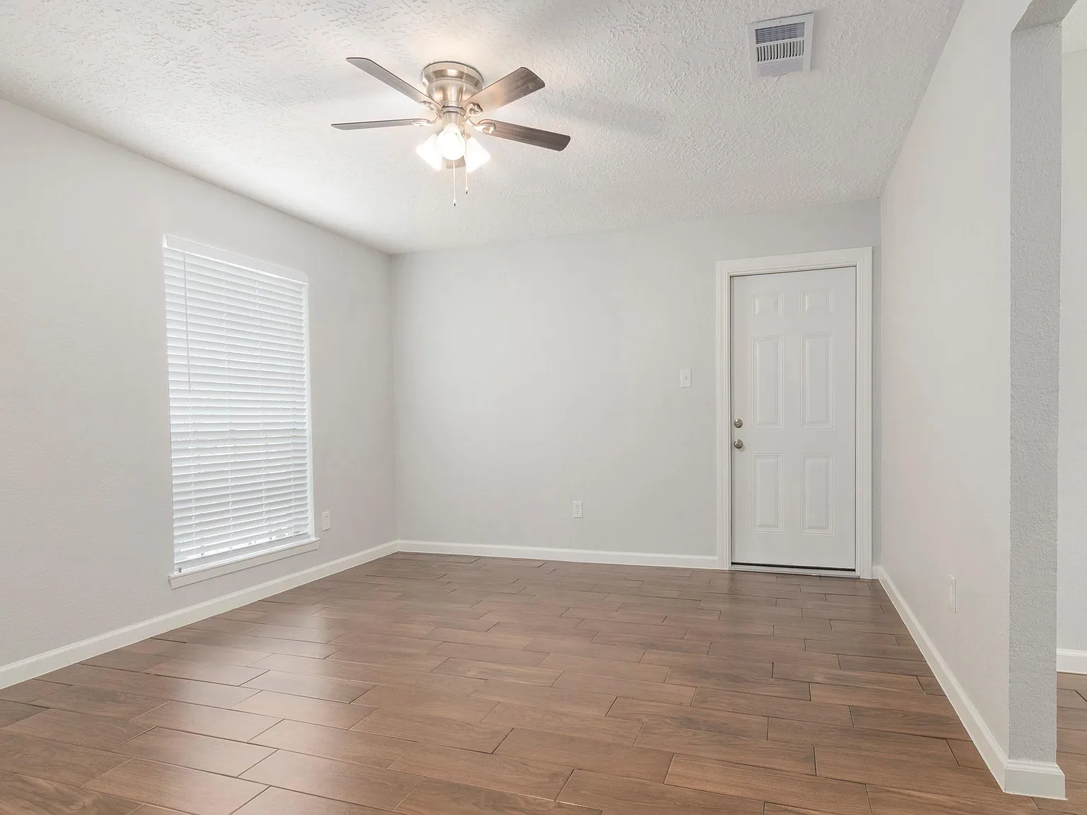 3 bed, 2.0 bath, 1125 sqft, $1,800 — Photo 4