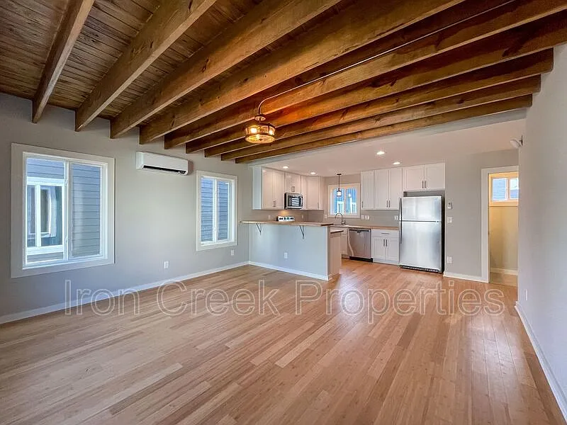 2 bed, 1.5 bath, 840 sqft, $1,495 — Photo 2