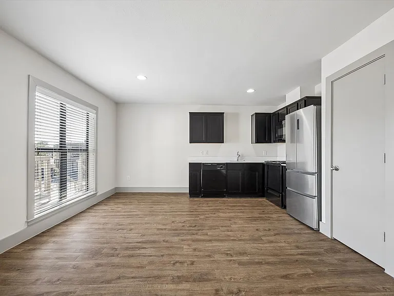 4300 Rosslyn — Photo 17