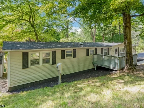 6 Watergate Dr, High Bridge Boro, NJ 08829