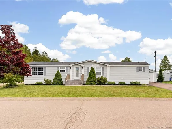 11 Sentier St, Moncton, NB E1H 3J6