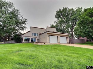 1032 Skyline Dr, Fremont, NE 68025