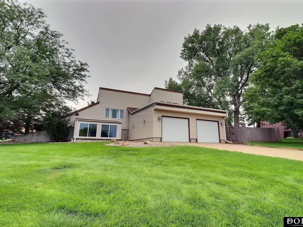1032 Skyline Dr, Fremont, NE 68025