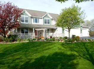 425 Moonlight Dr, Shakopee, MN 55379