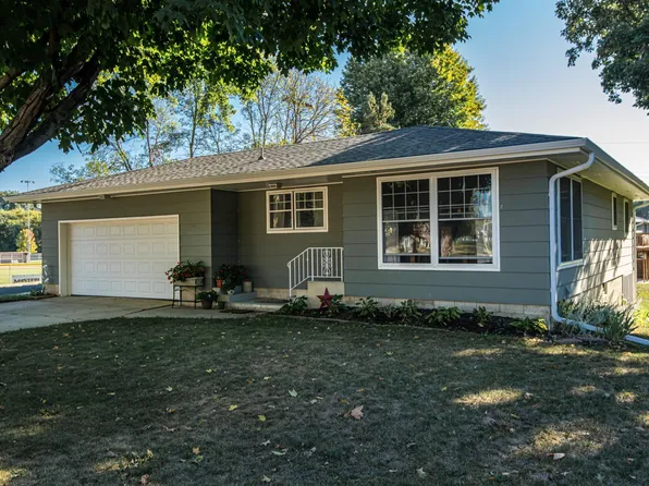 403 3rd Ave SE, Pine Island, MN 55963