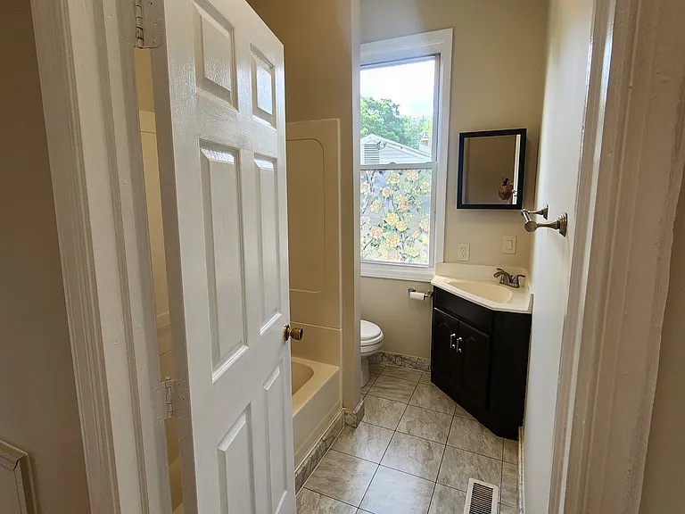 554 Parkvale Ave — Photo 18