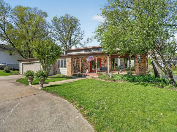 1115 Oak Park Blvd, Cedar Falls, IA 50613