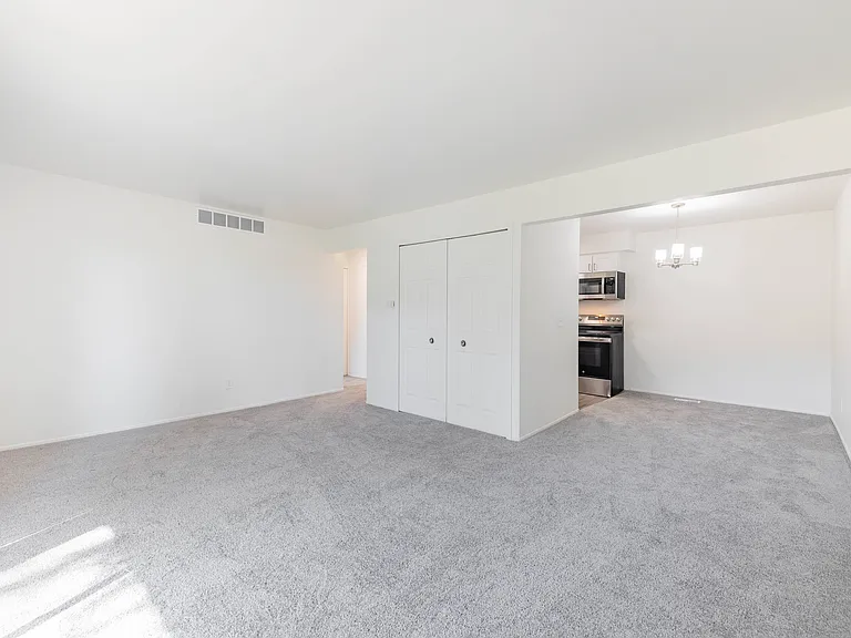 Knollwood Village Apartments — Photo 32